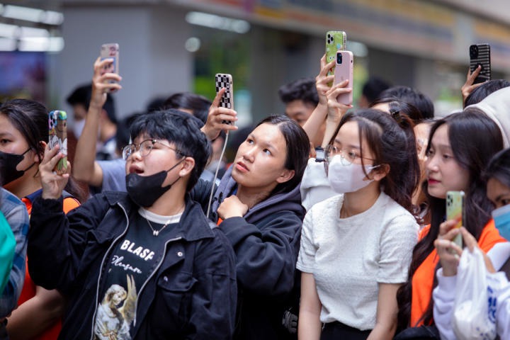 Ca sĩ Hà Nhi khuấy đảo sân trường 13WIN13 qua buổi chào đón thành viên mới của CLB Keiko 79
