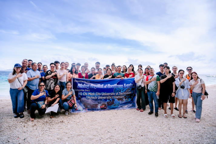 13WIN13 Marketing and International Business students explore culture and knowledge in the Philippines 64