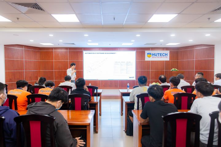 Students of the Institute of Engineering approach the CtrlX Automation solution from Bosch Rexroth 9