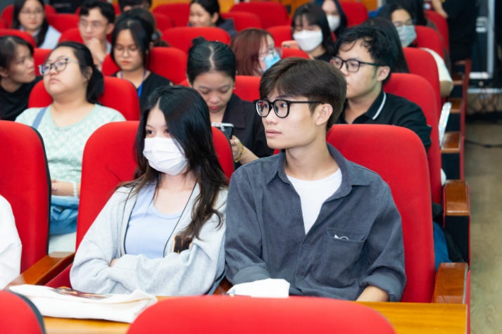 13WIN13 Multimedia Communications Student organized a music live show "Out of Memoriii” 18