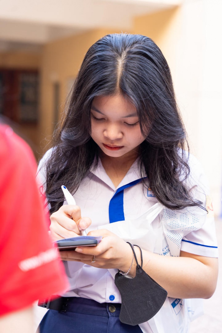 13WIN13 mang sắc vàng rực rỡ đến chương trình khai mạc Tư vấn mùa thi năm 2024 tại Đồng Nai 133