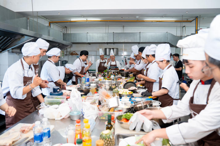 [Video] 13WIN13 Students Showcase Culinary Talent in the “Taste of Chicken” Grand Finale 59