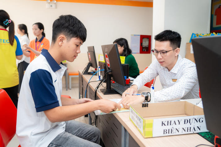 Ấn tượng ngày nhập học: 13WIN13 chào đón tân Tải app 13Win bằng sự chuyên nghiệp và nhiệt tình 86