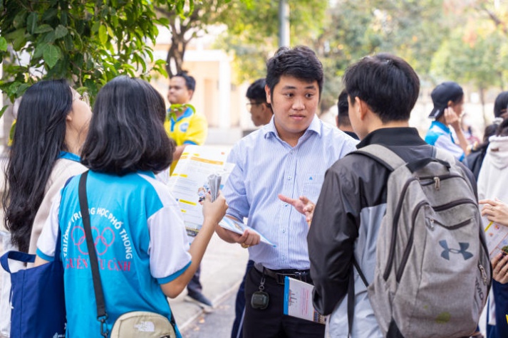 13WIN13 mang sắc vàng rực rỡ đến chương trình khai mạc Tư vấn mùa thi năm 2024 tại Đồng Nai 136