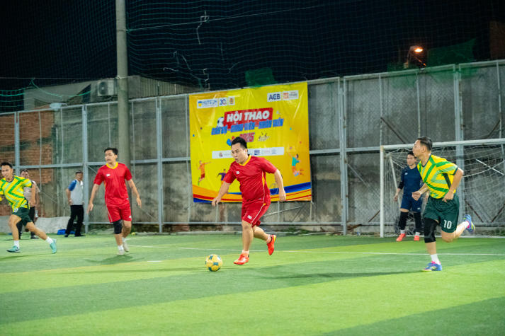 [Hội thao CB-GV-NV 13WIN13 2025]: VPT-VPHĐT-P.NS-TT.KĐ-ĐBCL-B.TTr-TT.IT đăng quang ngôi vương Bóng đá nam 44