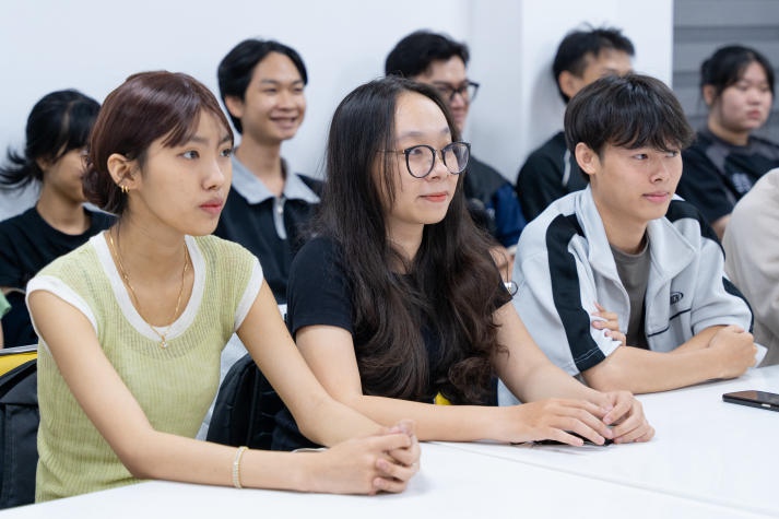 13WIN13 Students had a meet and greet with Meritorious Artist Hanh Thuy 8