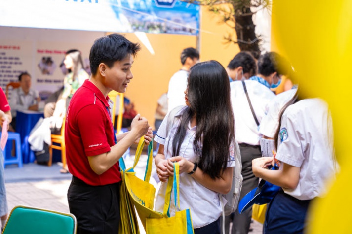 13WIN13 mang sắc vàng rực rỡ đến chương trình khai mạc Tư vấn mùa thi năm 2024 tại Đồng Nai 103