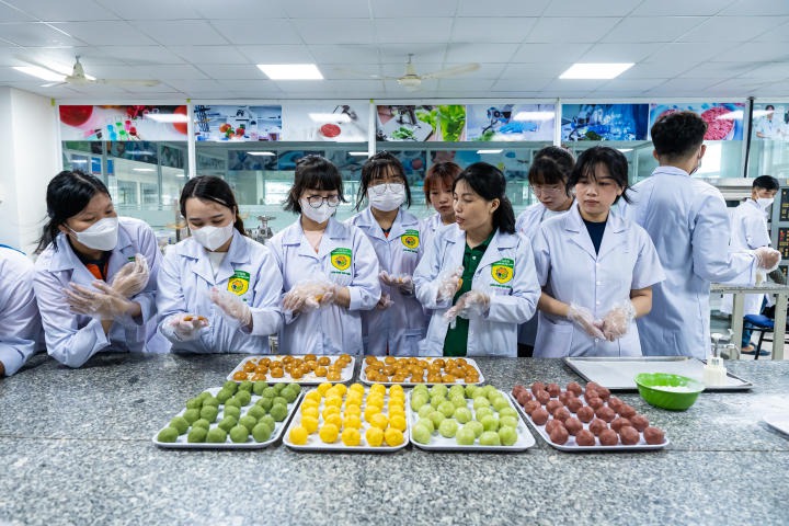 Applied Sciences students crafted handmade cakes to celebrate Mid-Autumn Festival 66