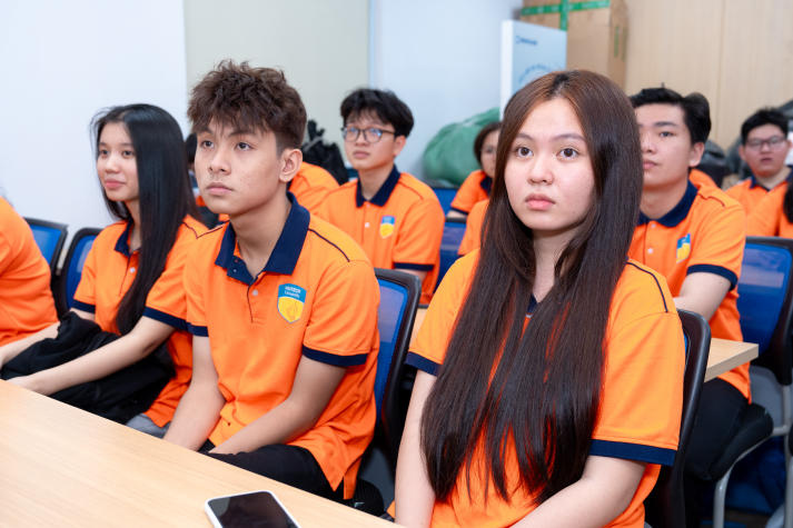 13Win 21 link không chặn Khoa Tài chính - Thương mại tiếp cận thực tế nghề ngân hàng tại Woori Bank 70