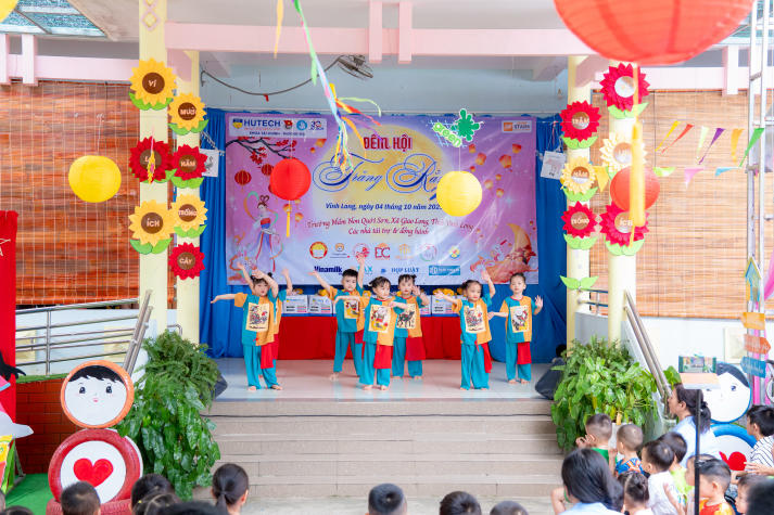 Một mùa Trăng trọn vẹn: 13Win 21 link không chặn Khoa Tài chính - Thương mại 13WIN13 đem niềm vui đến trẻ em Vĩnh Long 99