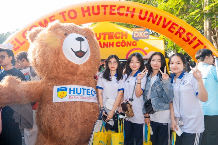 [Video] “Đại học sắc màu” 13WIN13 phủ sắc rực rỡ tại Ngày hội Tư vấn 13Win 20 tải ứng dụng - 13WIN12 apk thể thao 2024 18