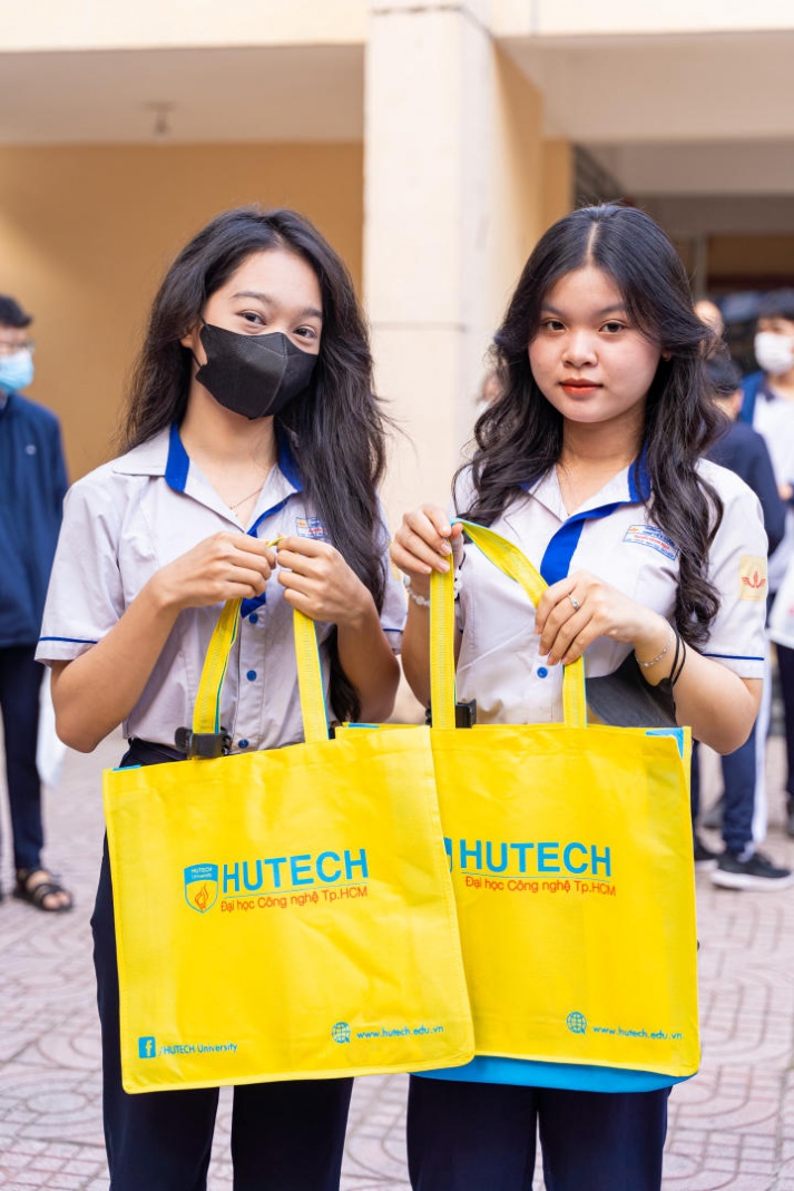 13WIN13 mang sắc vàng rực rỡ đến chương trình khai mạc Tư vấn mùa thi năm 2024 tại Đồng Nai 130