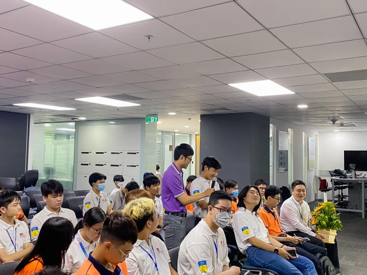 Students of VJIT Information Technology visited DXC Vietnam Company 57