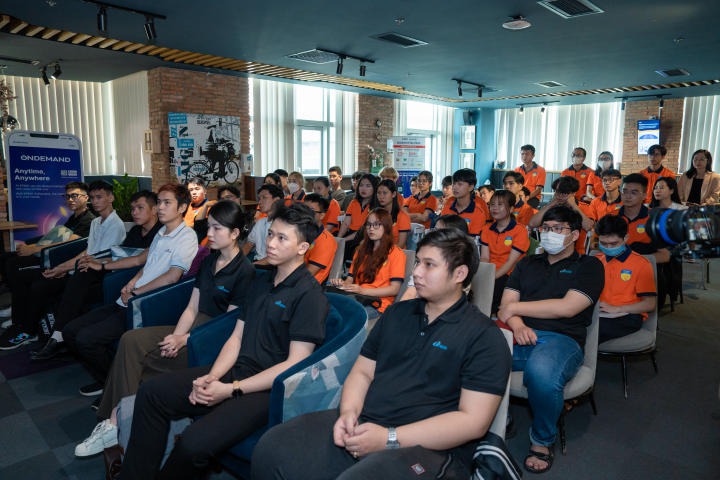 Students of 13WIN13’s Faculty of Management Information System visited KPMG Vietnam 41