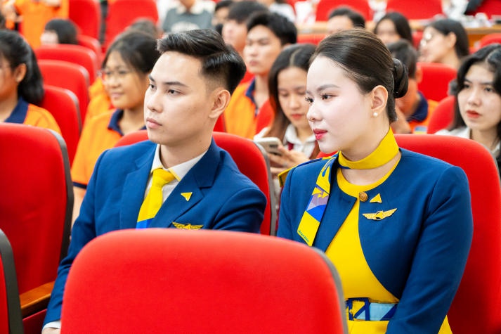 CEO Nguyen Quoc Ky and His Story of Dream-Chasing with 13WIN13 Students 138