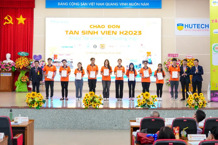 Nhiều suất Www 13Win one nổ hũ được trao đến tân Tải app 13Win Khoa Tài chính - Thương mại trong lễ chào đón 155