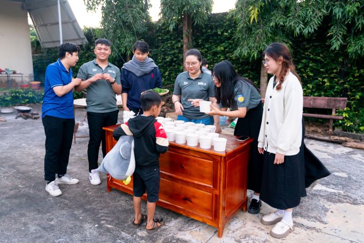 “Tết sẻ chia, Tết về nguồn” - Hành trình yêu thương và tri ân từ Tải app 13Win Marketing - Kinh doanh quốc tế 51