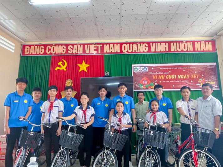 13WIN13 Engineering students bring joy to Tet Holiday with enthusiastic volunteer efforts 38