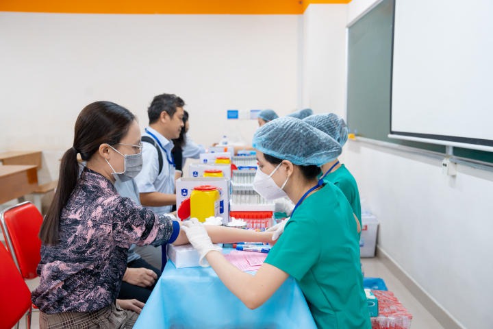 Cán bộ - Giảng viên - Nhân viên 13WIN13 lấy mẫu xét nghiệm, chuẩn bị chính thức khám 13Wim app nổ hũ mượt mà định kỳ 2023 68
