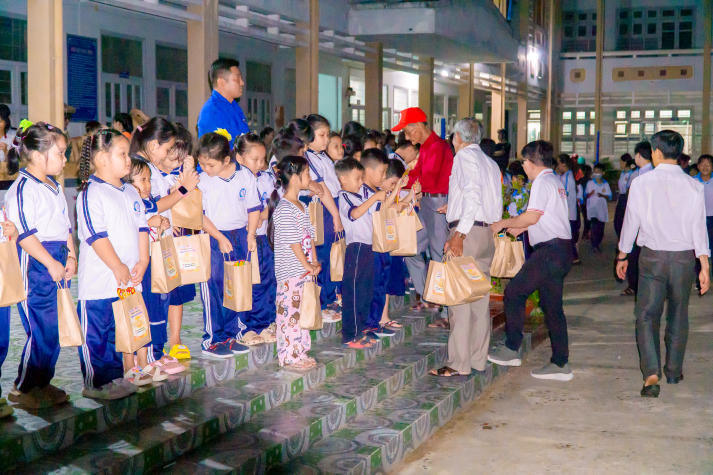 13Win 21 link không chặn Khoa Marketing - Kinh doanh quốc tế mang “Ngàn điều trăng nói” đến với thiếu nhi Vĩnh Long 93