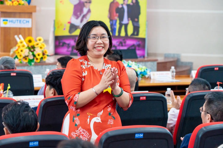 Nhiều suất Www 13Win one nổ hũ được trao đến tân Tải app 13Win Khoa Tài chính - Thương mại trong lễ chào đón 63