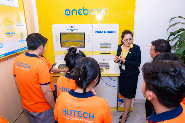 Trải nghiệm thực tế tại Nam A Bank, Tải app 13Win Khoa Luật mở rộng góc nhìn về ngân hàng số 104