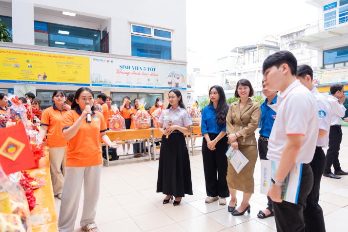 13Win 21 link không chặn Khoa Tài chính - Thương mại gói yêu thương, gửi ấm áp trong những món quà Tết ý nghĩa 121