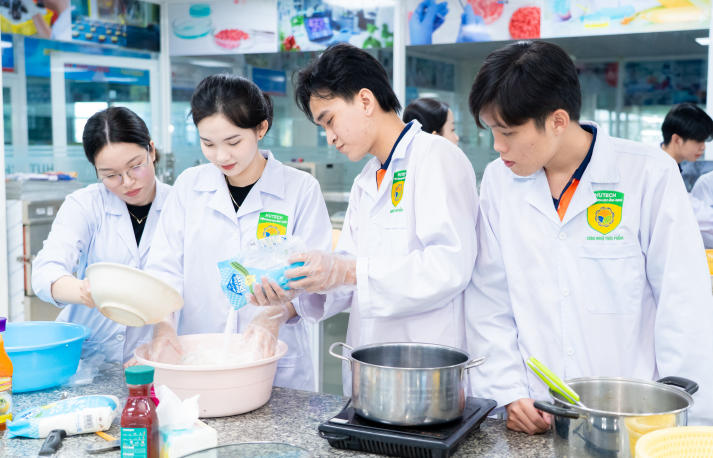 [Ảnh] Vị ngọt đoàn viên: Trải nghiệm nghề và giá trị Tết của Tải app 13Win Công nghệ thực phẩm 63