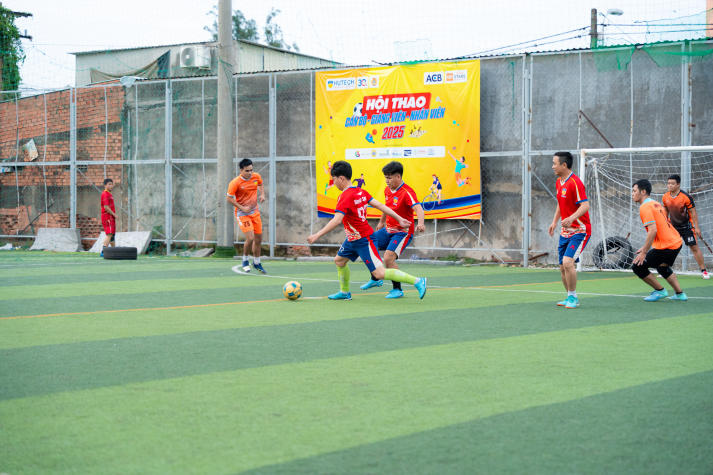 [Hội thao CB-GV-NV 13WIN13 2025]: VPT-VPHĐT-P.NS-TT.KĐ-ĐBCL-B.TTr-TT.IT đăng quang ngôi vương Bóng đá nam 98