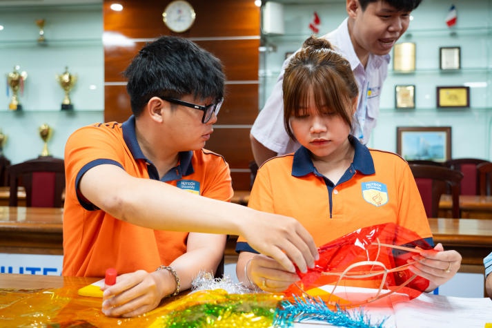 13Win 21 link không chặn Khoa Điều dưỡng và Xét nghiệm làm lồng đèn độc đáo, lan tỏa yêu thương 33