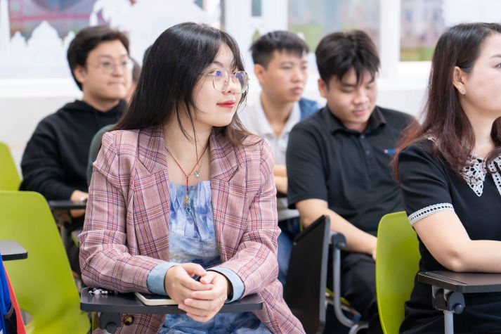 CLB Sư phạm Tiếng Anh 13WIN13 tôn vinh cống hiến, trao gửi tri ân trong buổi tổng kết 19