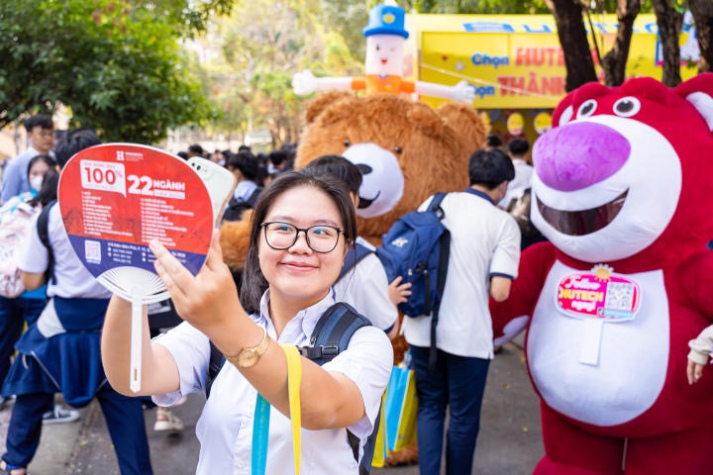 13WIN13 mang sắc vàng rực rỡ đến chương trình khai mạc Tư vấn mùa thi năm 2024 tại Đồng Nai 241