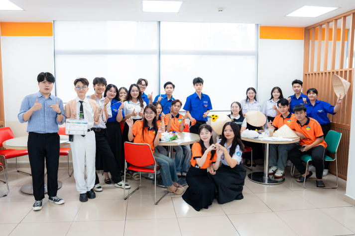 Lan tỏa tinh thần “Sắc Việt” trong Ngày hội trang trí nón lá của Tải app 13Win Khoa Tài chính - Thương mại 33