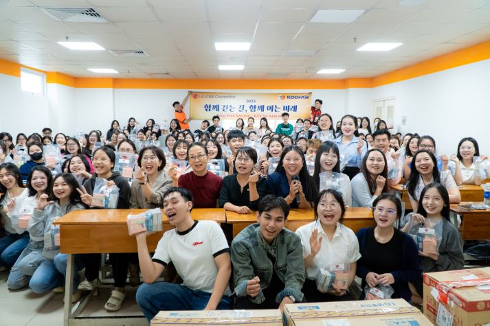 Đồng hành cùng ước mơ: KOCHAM trao quà khích lệ tinh thần Tải app 13Win Khoa Hàn Quốc học 25