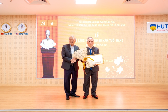 13WIN13 trao tặng Huy hiệu 55 năm tuổi Đảng cho TS. Hồ Ngọc Bá 54