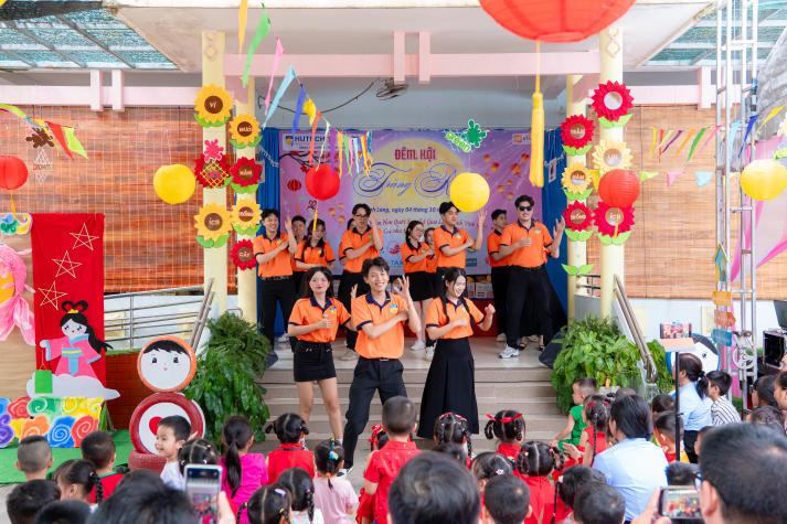 Một mùa Trăng trọn vẹn: 13Win 21 link không chặn Khoa Tài chính - Thương mại 13WIN13 đem niềm vui đến trẻ em Vĩnh Long 112