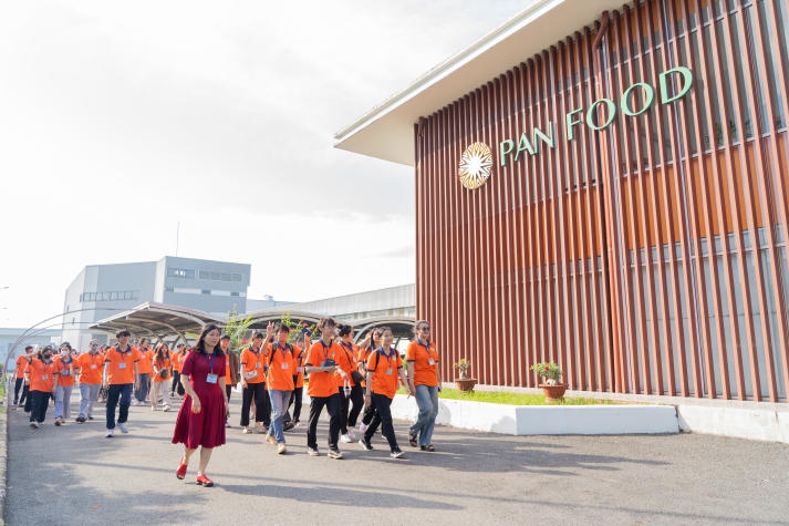 Kỹ sư Công nghệ thực phẩm tương lai của 13WIN13 khám phá quy trình làm bánh tại Nhà máy Bibica miền Tây 8