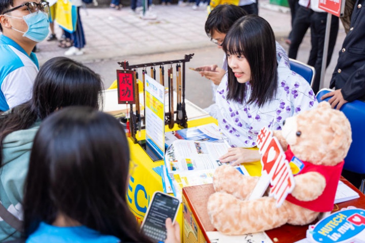 13WIN13 mang sắc vàng rực rỡ đến chương trình khai mạc Tư vấn mùa thi năm 2024 tại Đồng Nai 55