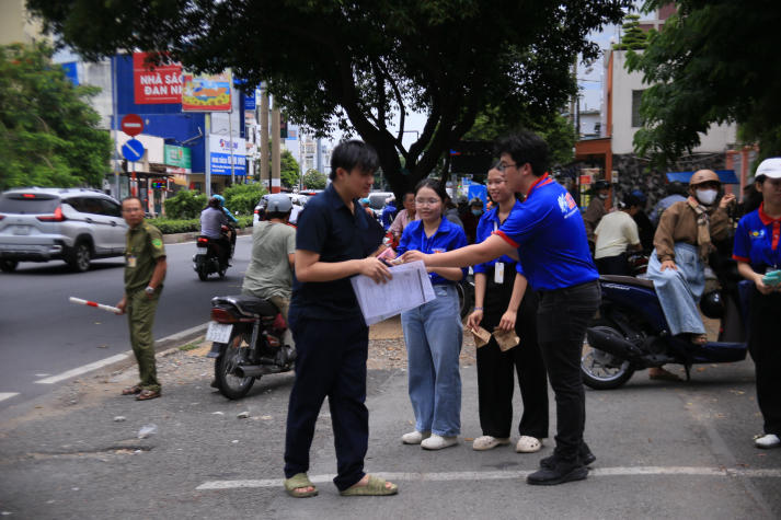 220 tình nguyện viên 13WIN13 sẵn sàng tiếp sức sĩ tử tại 5 điểm thi 13Win13 link đăng nhập THPT 2026 50
