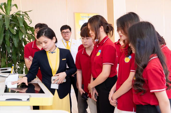 Trải nghiệm thực tế tại Nam A Bank, Tải app 13Win Khoa Luật mở rộng góc nhìn về ngân hàng số 97