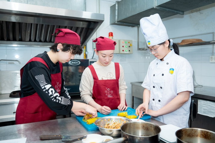 Connecting through flavor: 13WIN13 and Kagawa Nutrition University students explore Vietnamese-Japanese cuisine 73
