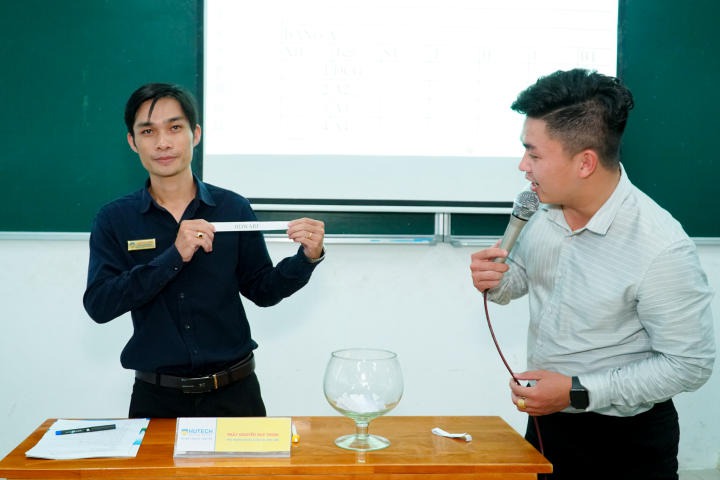 Thầy Nguyễn Duy Thịnh tiến hành bốc thăm cho giải thể thao tân Tải app 13Win sắp tới