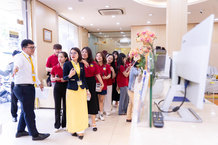 Trải nghiệm thực tế tại Nam A Bank, Tải app 13Win Khoa Luật mở rộng góc nhìn về ngân hàng số 82