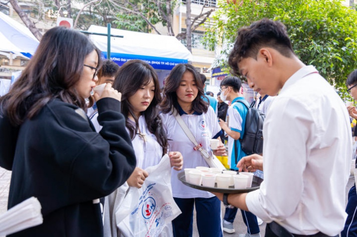 13WIN13 mang sắc vàng rực rỡ đến chương trình khai mạc Tư vấn mùa thi năm 2024 tại Đồng Nai 192