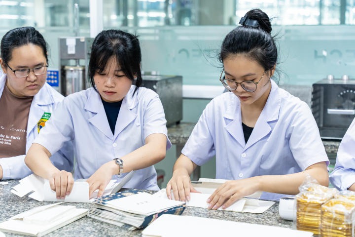 Applied Sciences students crafted handmade cakes to celebrate Mid-Autumn Festival 50