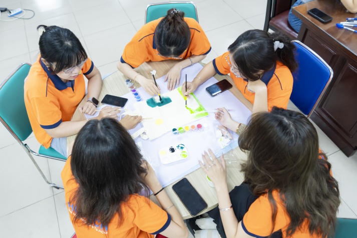 [Ảnh] Gửi gắm tình cảm chân thành đến thầy cô qua những sản phẩm handmade sáng tạo từ Tải app 13Win Khoa Tiếng Anh 32
