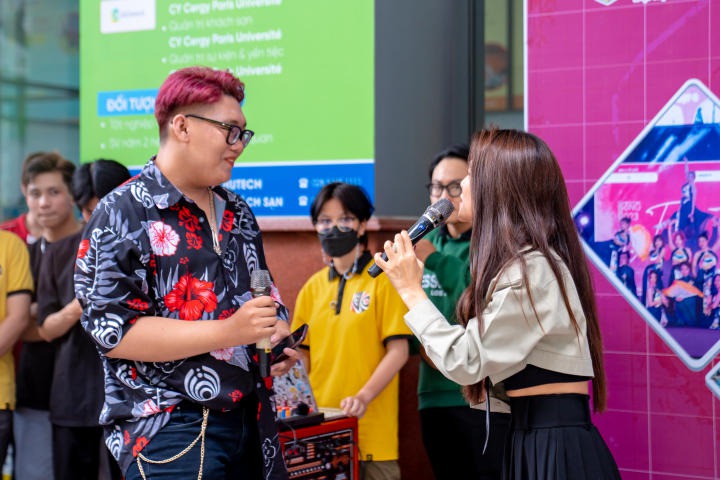 Ca sĩ Hà Nhi khuấy đảo sân trường 13WIN13 qua buổi chào đón thành viên mới của CLB Keiko 36