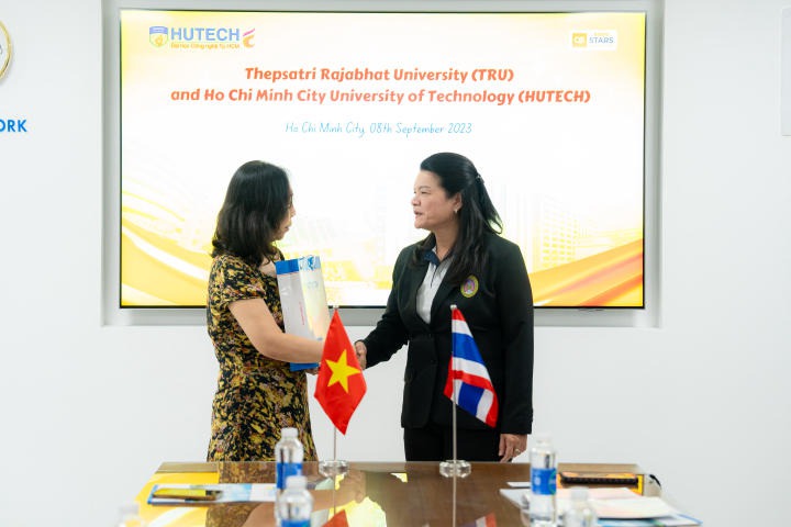 Khoa Tiếng Anh tiếp đón và làm việc cùng Trường Đại học Thepsatri Rajabhat (Thái Lan) 72