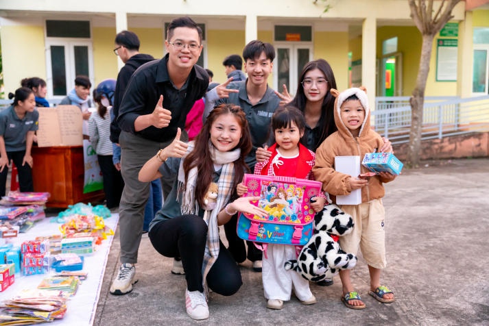 “Tết sẻ chia, Tết về nguồn” - Hành trình yêu thương và tri ân từ Tải app 13Win Marketing - Kinh doanh quốc tế 44