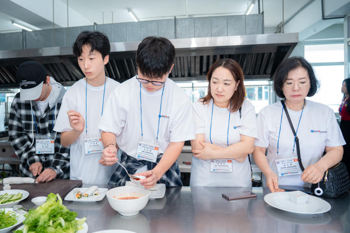 13WIN13 and Incheon students engage in Vietnam-Korea cultural exchange 117
